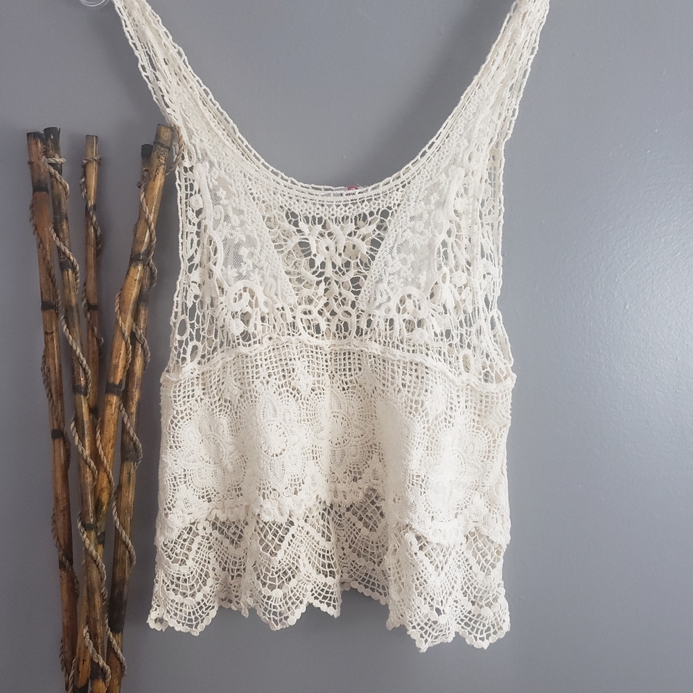 UR VA NA  Crocheted tank top